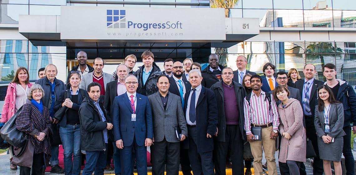 Eine Delegation von Software-Engineering-Professoren aus der ganzen Welt besucht die Räumlichkeiten von ProgressSoft
